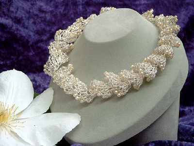 Hæklet halskæde i ren sølv med perler - et rigtigt fest smykke